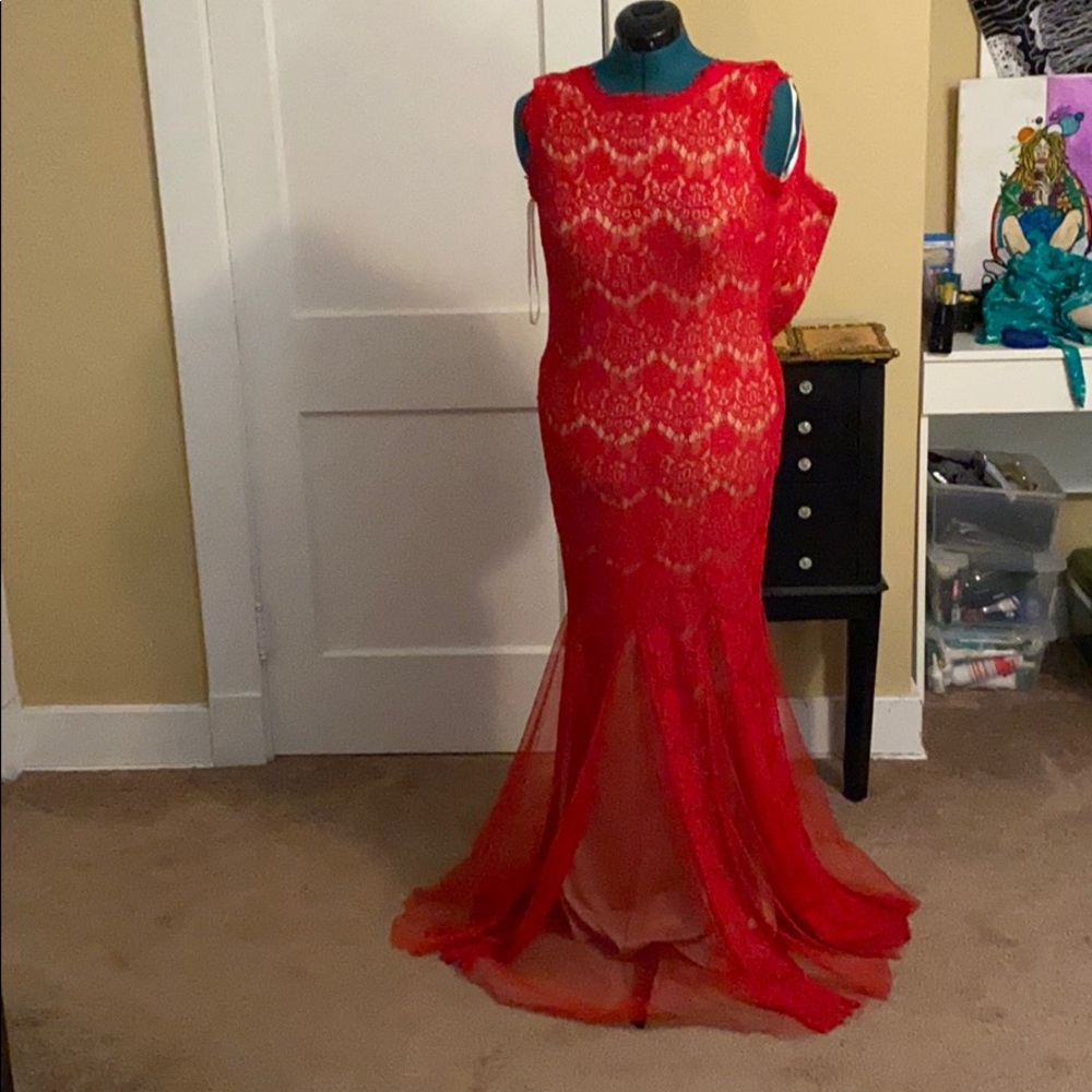 Betsy & Adam Women's Lace Mermaid Gown so 6